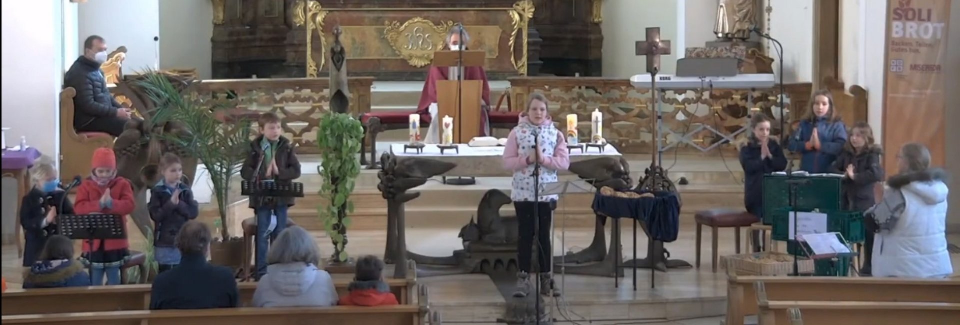 Kinderchor führt beim Gottesdienst einen Rap auf