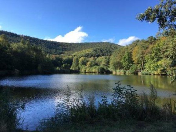 Leuchtender See mit blauem Himmel
