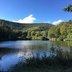 Leuchtender See mit blauem Himmel