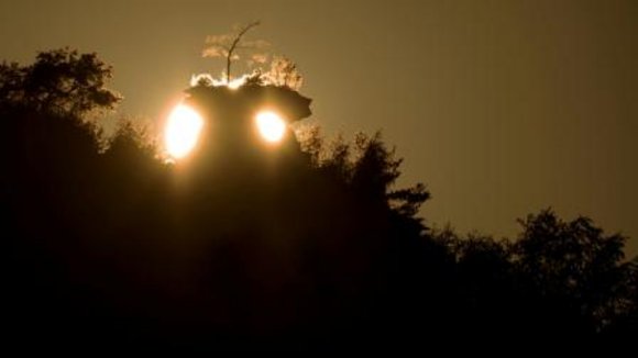 Felsgebilde "Runder Hut" über Wernersberg bei Annweiler im Sonnenlicht