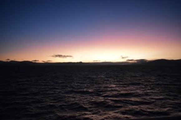 Sonnenaufgang am Wasser