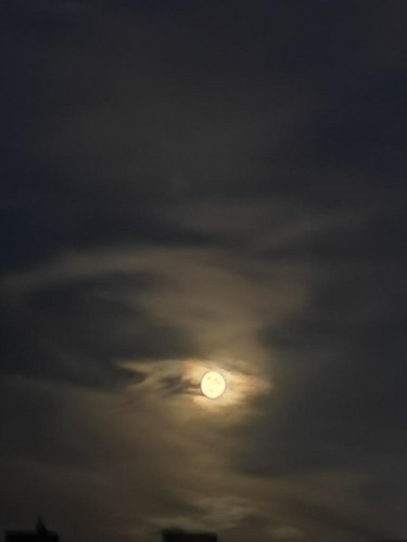 Mond hinter Wolken