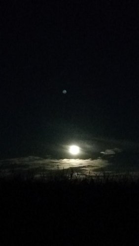 Mond hinter Wolken