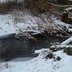 Schnee am Bachufer