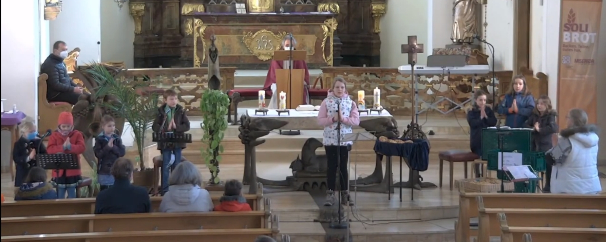 Kinderchor führt beim Gottesdienst einen Rap auf