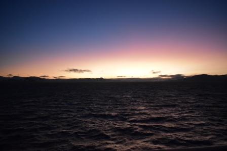 Sonnenaufgang am Wasser