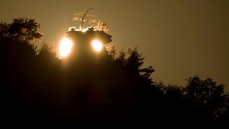 Felsgebilde "Runder Hut" über Wernersberg bei Annweiler im Sonnenlicht
