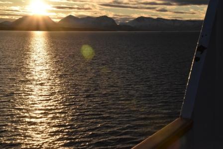 Glitzerndes Sonnenlicht auf dem Wasser