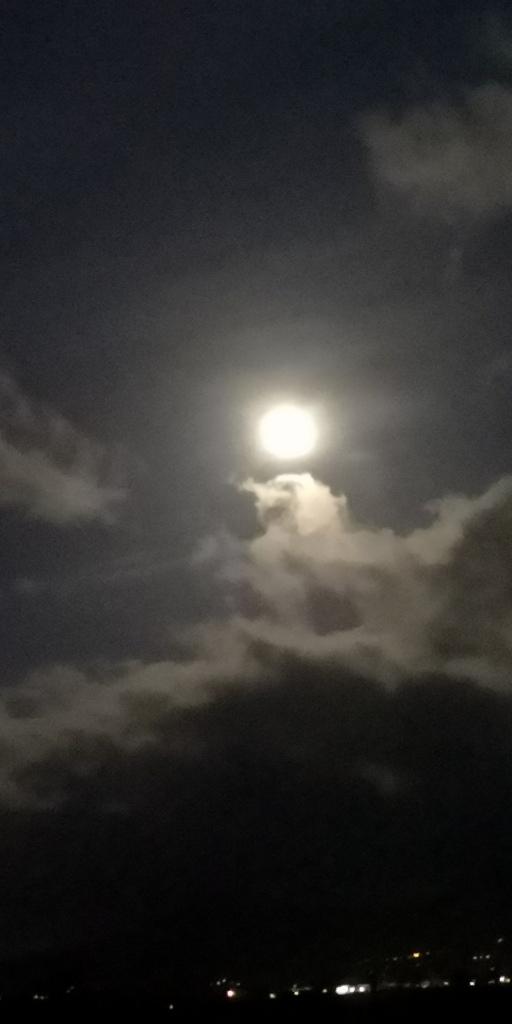 Mond am Wolkenhimmel