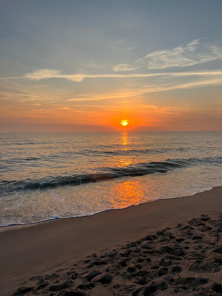 Sonne geht im Meer unter