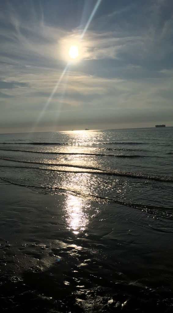 Sonne spiegelt sich im Meer
