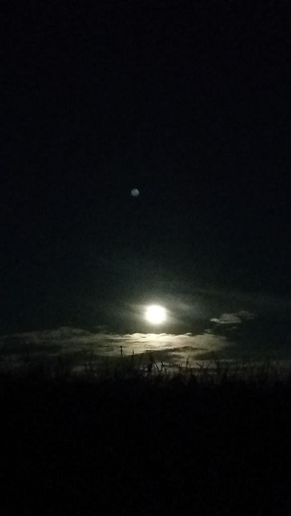 Mond hinter Wolken