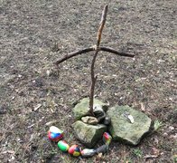 Spirale aus bunten Steinen an der Maria Schutzkapelle