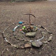 Spirale aus bunten Steinen