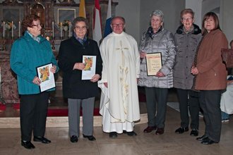 langjährige Sängerinnen, in der Mitte der Pfarrer, rechts die Vorsitzende