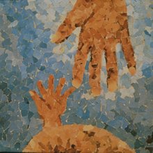 große Hand von oben, kleine Hand von unten