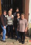 Frauen vor der Marienkapelle