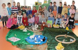 Gruppenbild der Vorschulkinder und Erstklässler